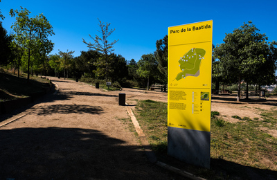 Cartell de senyalització al parc