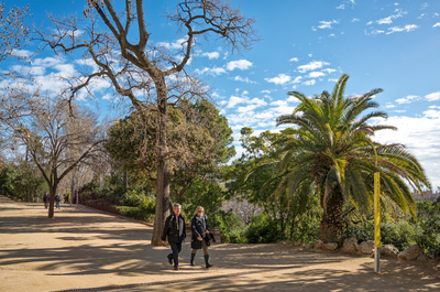 Usuaris del parc caminant al costat de la senyalització