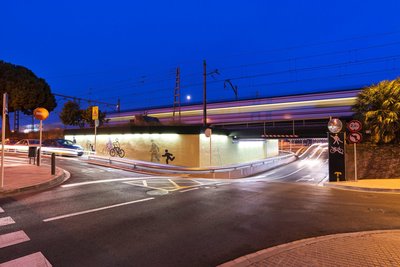 Pas sota via amb il·luminació nocturna