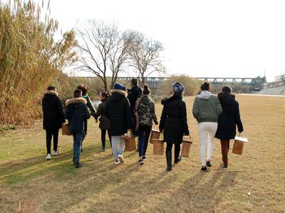 Alumnes caminant per la llera del Besòs