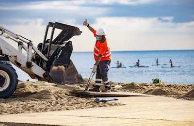 Operaris retirant el mobiliari de la platja