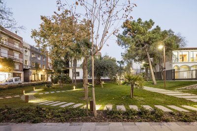 Vista d'un dels accessos de la plaça amb il·luminació nocturna