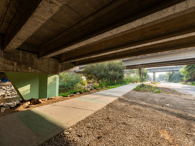 camí paral·lel al riu i sota ponts