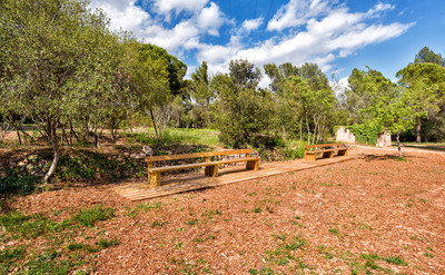 Zona de descans amb bancs