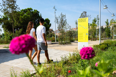 Dos persones passejant per un parc metropolità