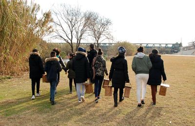 Alumnes caminant per la llera del Besòs