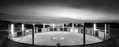 Espai central de l'edifici amb il·luminació nocturna