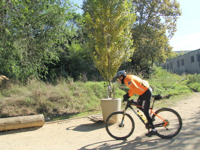 Ciclista pel camí de pujada al castell