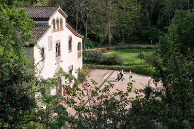 Vista lateral de la masia del parc