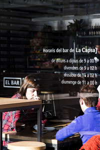 Senyalització dels horaris del bar de l'equipament