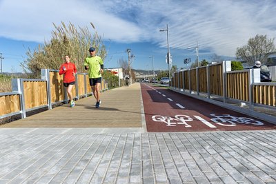 Un dels espais al voltant del pas sota la via