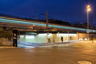 Pas sota via amb il·luminació nocturna