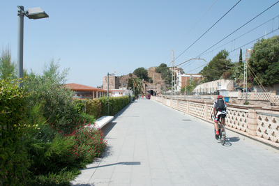 Passeig marítim amb la torre de guaita a l'esquerra