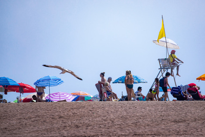 Banyistes i socorrista a la platja del Litoral