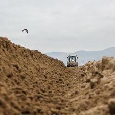 El llaurat de la sorra és el primer pas per preparar les platges cara a la temporada de bany