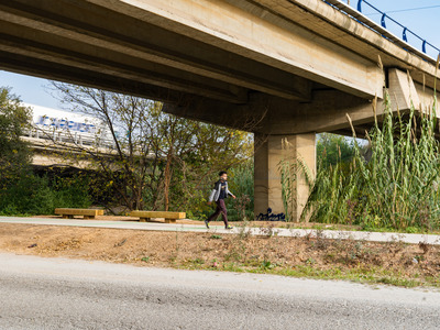 un vianant al camí sota un pont