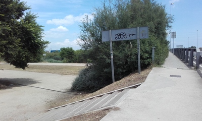 Entrada al parc del Riu pel pont de Mercabarna