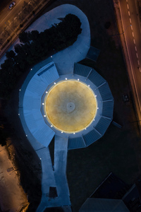 Perspectiva aèria de l'edifici de nit