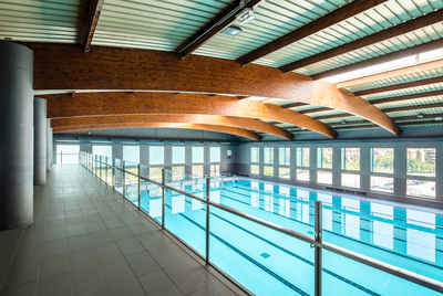 Vista de la piscina de carrils des d'una zona de descans elevada