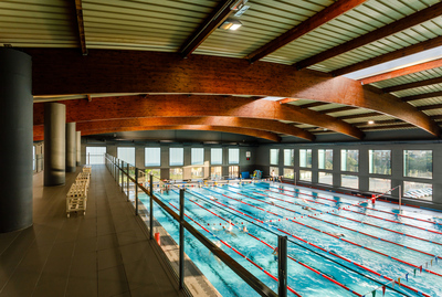 La piscina des d'una zona de descans elevada