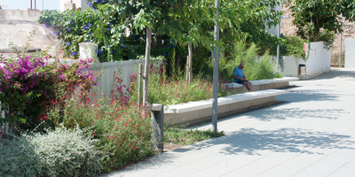 Zona de bancs amb ombra