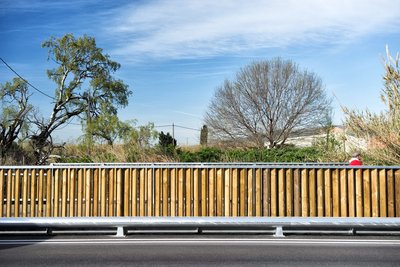 Detall de la separació de la zona de vianants i la zona de ciclistes