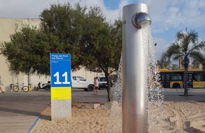 Dutxa d'una platja rajant aigua