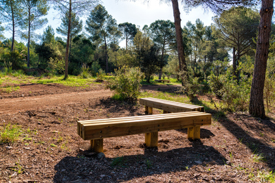 Zona de descans amb bancs