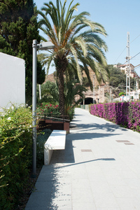 Un banc al passeig marítiam