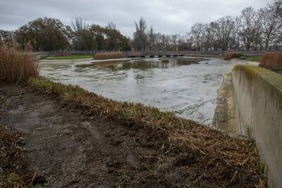 Tasques de neteja i renovació del llac del parc de Can Zam