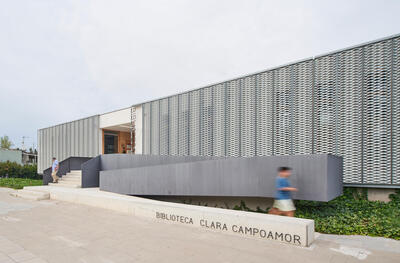 Entrada principal a la Biblioteca