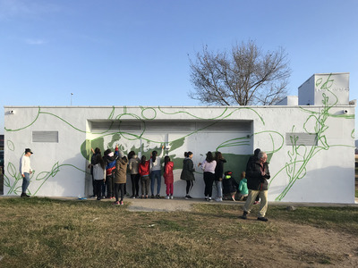 joves estudiants pinten la caseta d'eines del Picnic Riera de Pahissa
