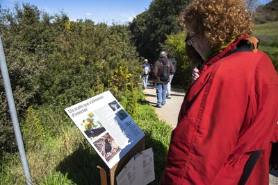 Una persona llegint la senyalització del parc