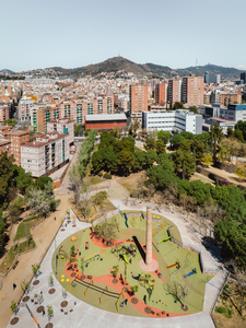 Vista aèria de la nova zona de jocs del parc amb la ciutat al fons