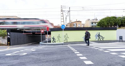 Pas de vianants abans d'arribar al pas sota la via