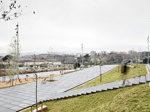 Vista parcial de la plaça del Riu Sec