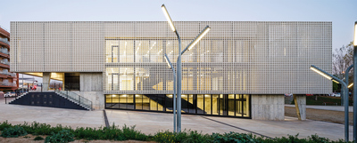 Façana de l'edifici on es veu l'interior il·luminat