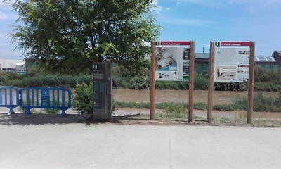 Accés al camí del riu dins del Parc del Riu des de l'Avinguda Verge de Montserrat