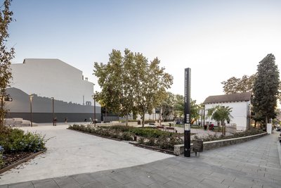 Vista d'un dels accessos de la plaça