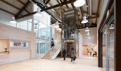 vista de l'interior de l'equipament, escales i rebedor