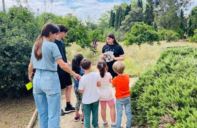 Infants particpant en una activitat per conèixer la flora i la fauna d&#39;un parc