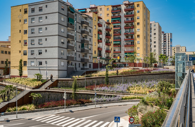 Imatge dels talussos, les rampes d'accés i bloques de vivendes de fons