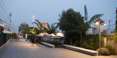 El passeig amb il·luminació nocturna