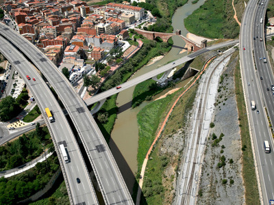 Vista aèria del riu i infraestructures de comunicació