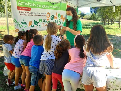 Nens i nenes en una activitat a la Jugatecambiental
