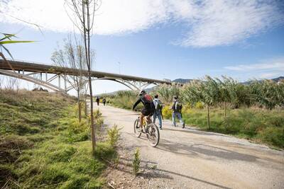 Una dona fent exercici pels camins habilitats a la vora del riu