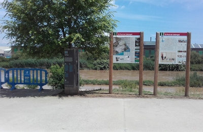 Accés al camí del riu dins del Parc del Riu des de l'Avinguda Verge de Montserrat