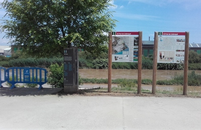 Accés al camí del riu dins del Parc del Riu des de l'Avinguda Verge de Montserrat