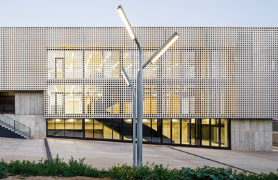 Façana de l'edifici on es veu l'interior il·luminat