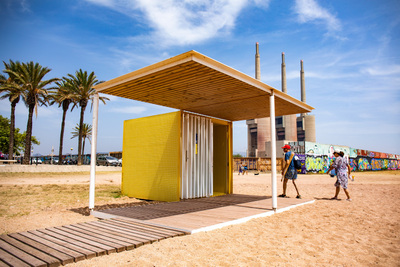 Caseta con las tres chimeneas al fondo